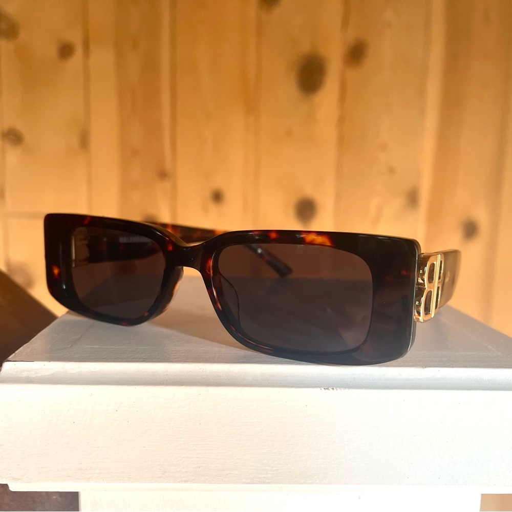 BALENCIAGA SUNGLASSES
Frame color: Havana/gold
Frame shape :Rectangle/square